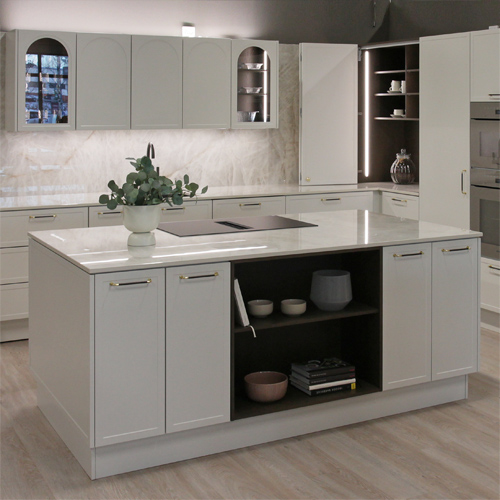 Tampereen keittiömyymälän uusi malliryhmä, jossa sävynä Tikkurilan Batisti