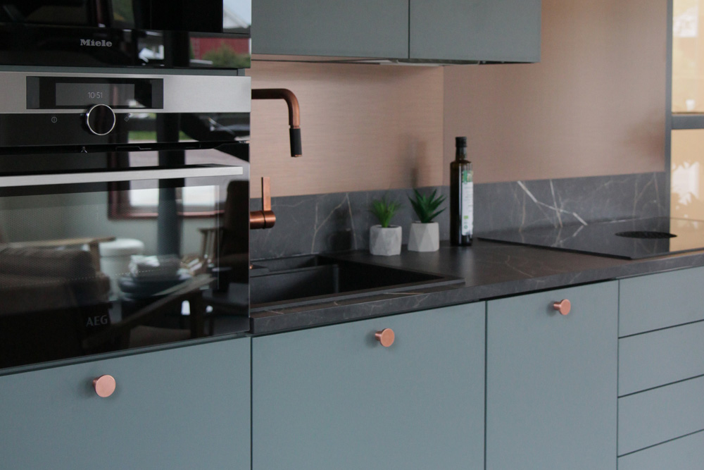 Esan Levykaluste keittio Ligo harjattu kupari.jpg