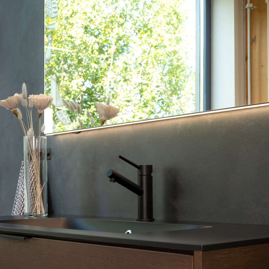 Esan Levykaluste Muatoa Frost-S valopeili musta.jpg