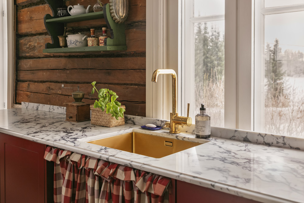 Kantti Darling T1555 Floid harjattu kulta Tulikivi Calcatta Viola-3.jpg