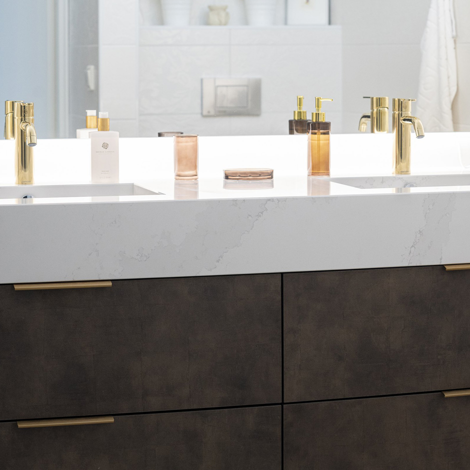 Esan Levykaluste Armony Silestone Calacatta Gold kylpyhuone wc.jpg