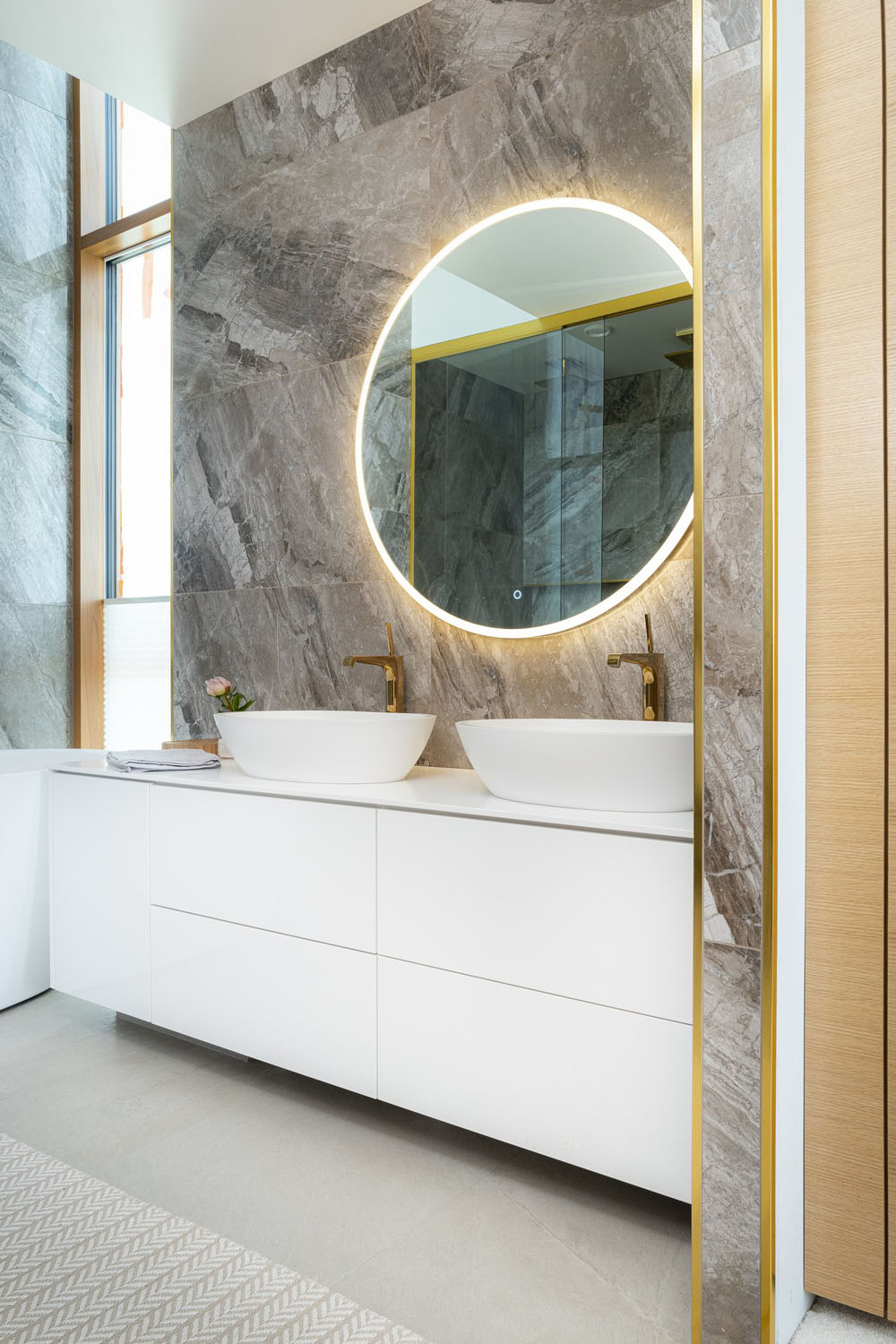 Esan Levykaluste Ainoa Huippukiiltava valkoinen akryyli Himacs wc kylpyhuone9.jpg