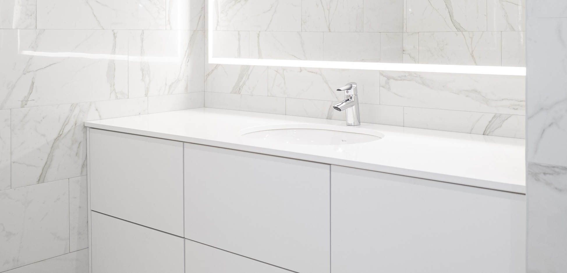 Esan Levykaluste Louhi New Pure White kylpyhuone wc.jpg