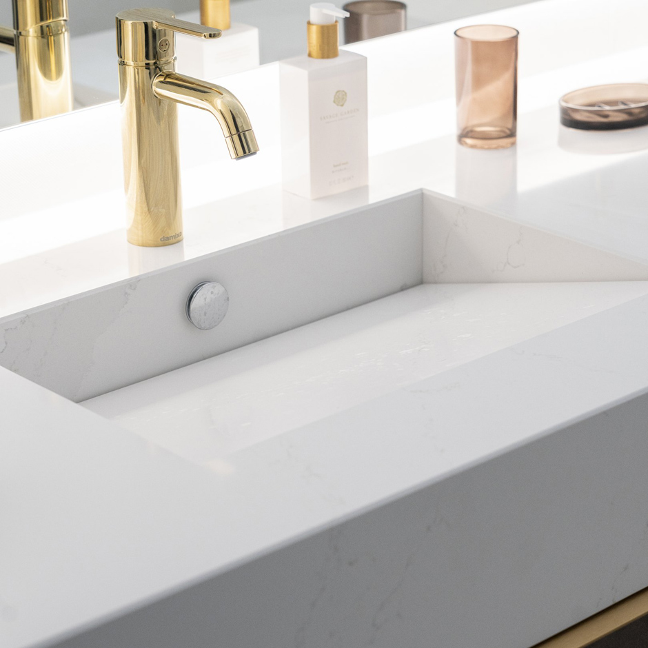 Esan Levykaluste Armony Silestone Calacatta Gold kylpyhuone wc allas.jpg