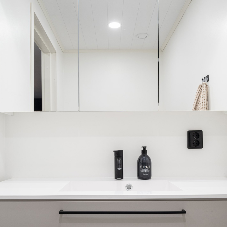 Esan Levykaluste Ainoa Cashmere Matta Cubix musta Lauretta allastaso kylpyhuone wc.jpg