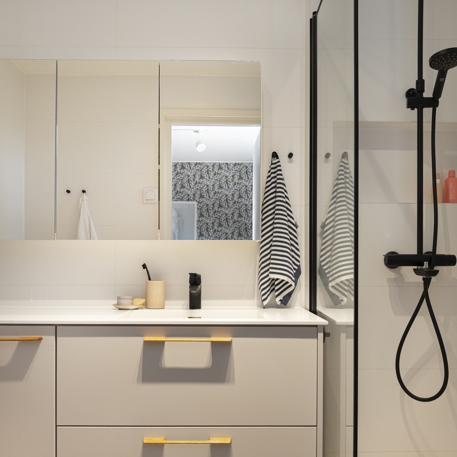 Esan Levykaluste Ainoa Cashmere matta HiMacs allastaso Woody 224 wc kylpyhuone.jpg