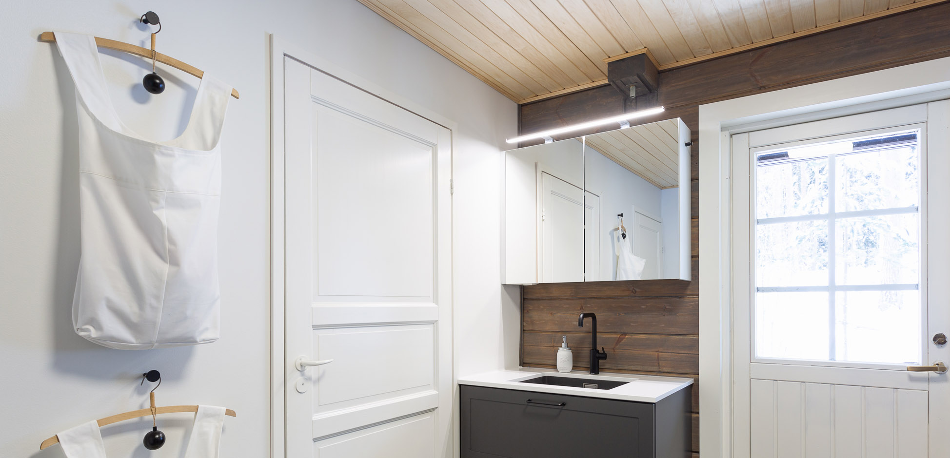 Esan Levykaluste Kantti NCS S7500-N V26 musta Louhi New Pure White kodinhoitohuone.jpg