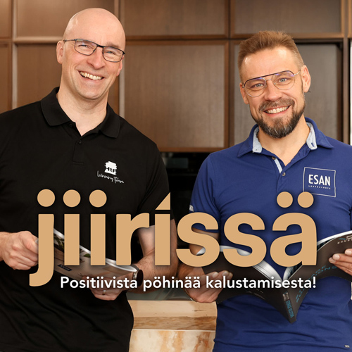 Jiirissä podcastin vetäjät Pasi ja Jaakko poseeraa Helsingin myymälässä