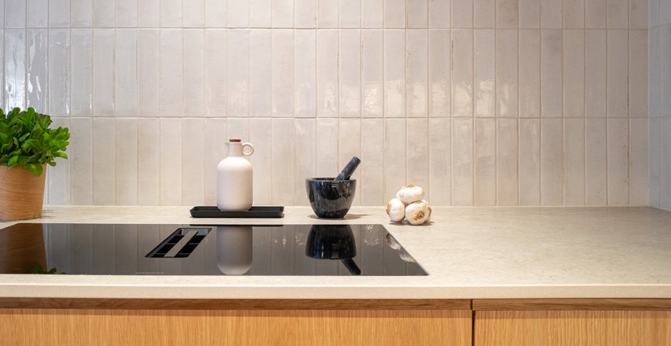 Esan Levykaluste Aalto valkotammi Louhi Limestone satin.jpg